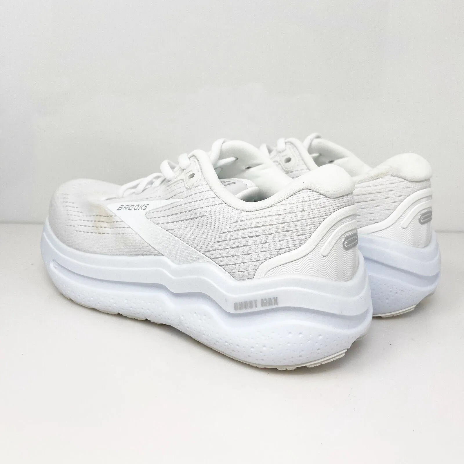 Brooks Womens Ghost Max 2 1204201B168 White Running Shoes Sneakers Size 6.5 B