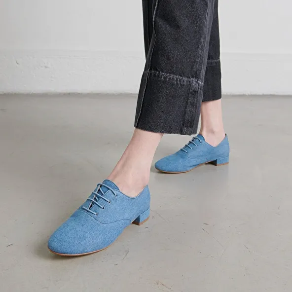 Flat-heeled richelieus in blue denim