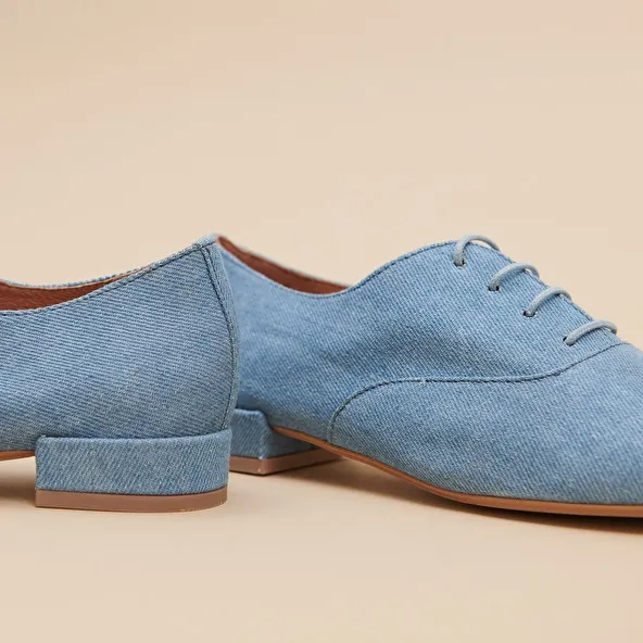 Flat-heeled richelieus in blue denim