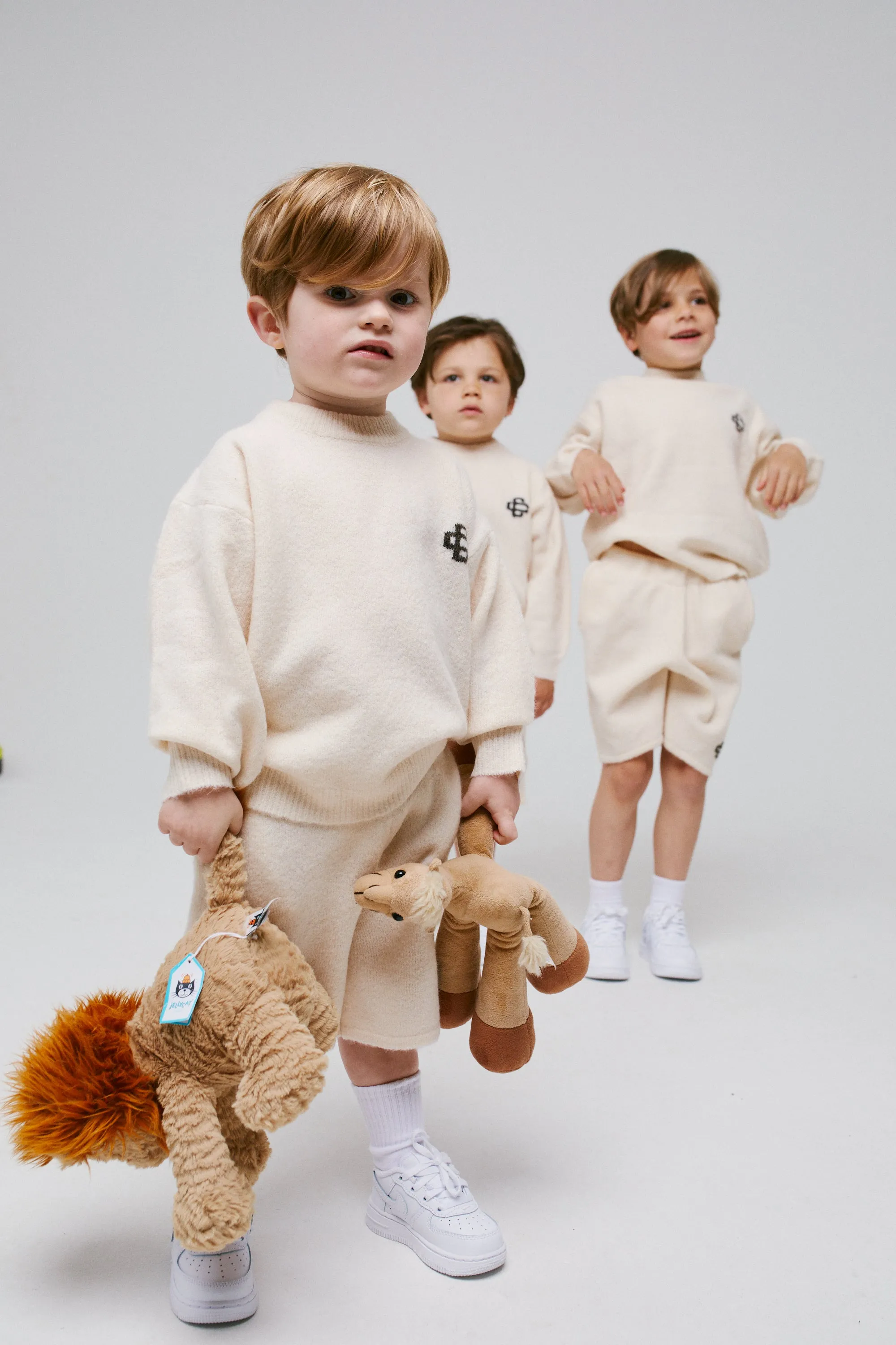 KIDS LIGHTWEIGHT FLUFFY KNIT EMBLEM CREW - OFF WHITE