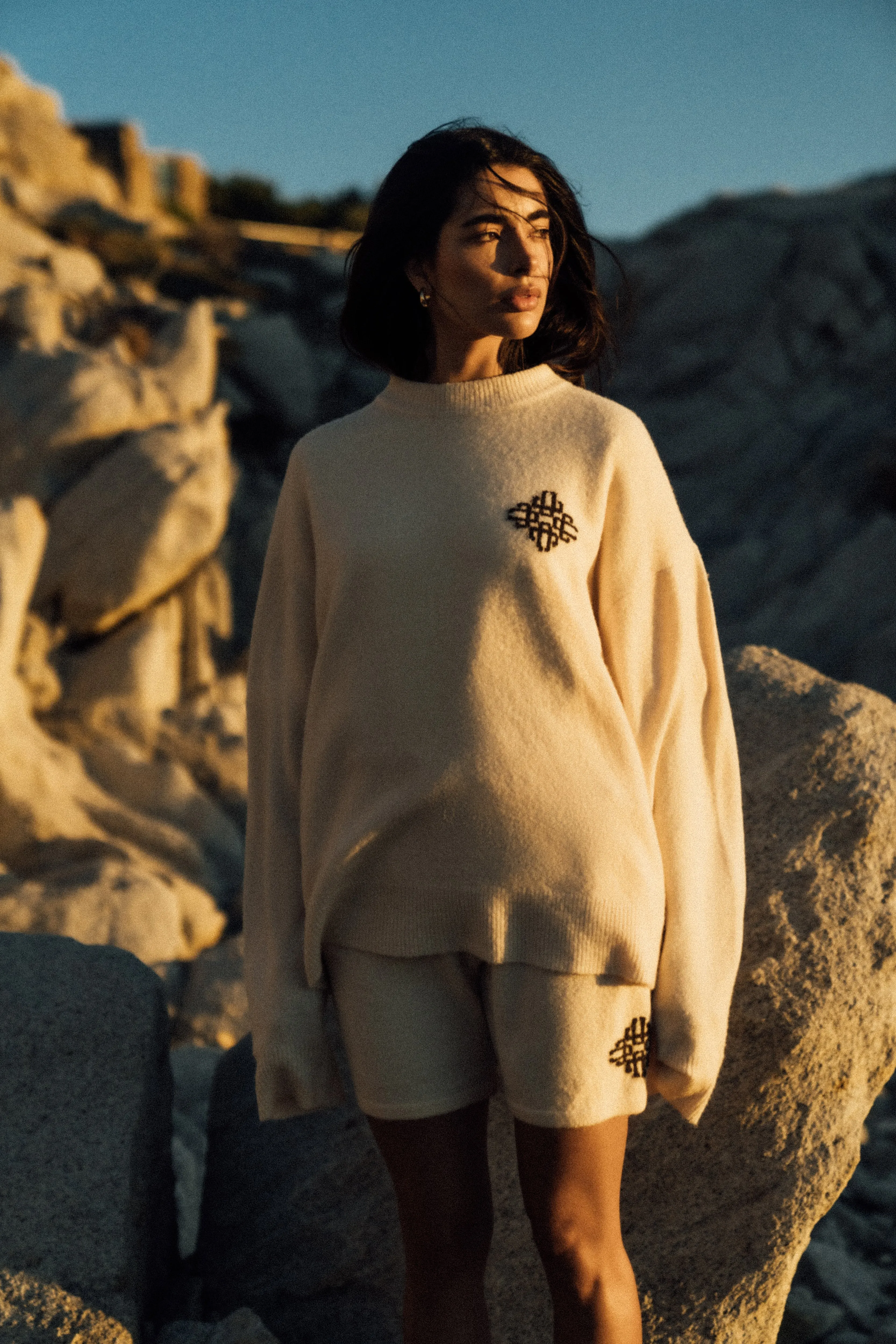 LIGHTWEIGHT FLUFFY KNIT EMBLEM CREW - OFF WHITE