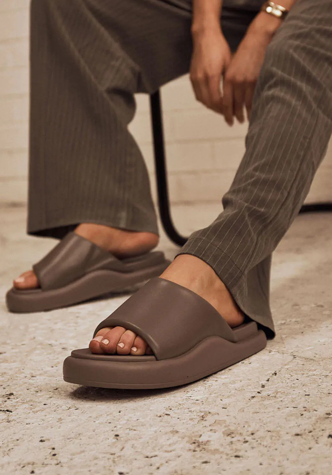 THEA SLIDE TAUPE